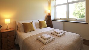 5 bedrooms, bed sheets - Luxury Holiday Home in Alsop-en-le-dale With Garden (Ashbourne)