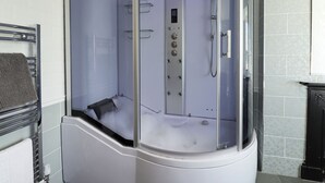 Bathtub, towels - Luxury Holiday Home in Alsop-en-le-dale With Garden (Ashbourne)