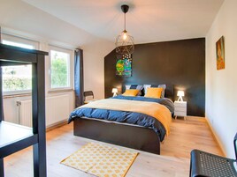 3 habitaciones, muebles diferentes y tabla de planchar con plancha 