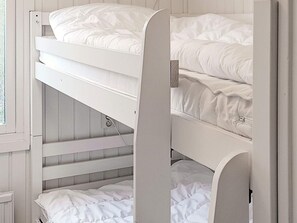 4 bedrooms, bed sheets