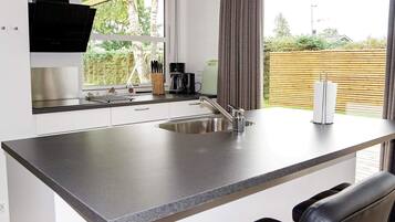 Hus | Privat køkken | Køleskab, mikrobølgeovn, kogeplade, opvaskemaskine