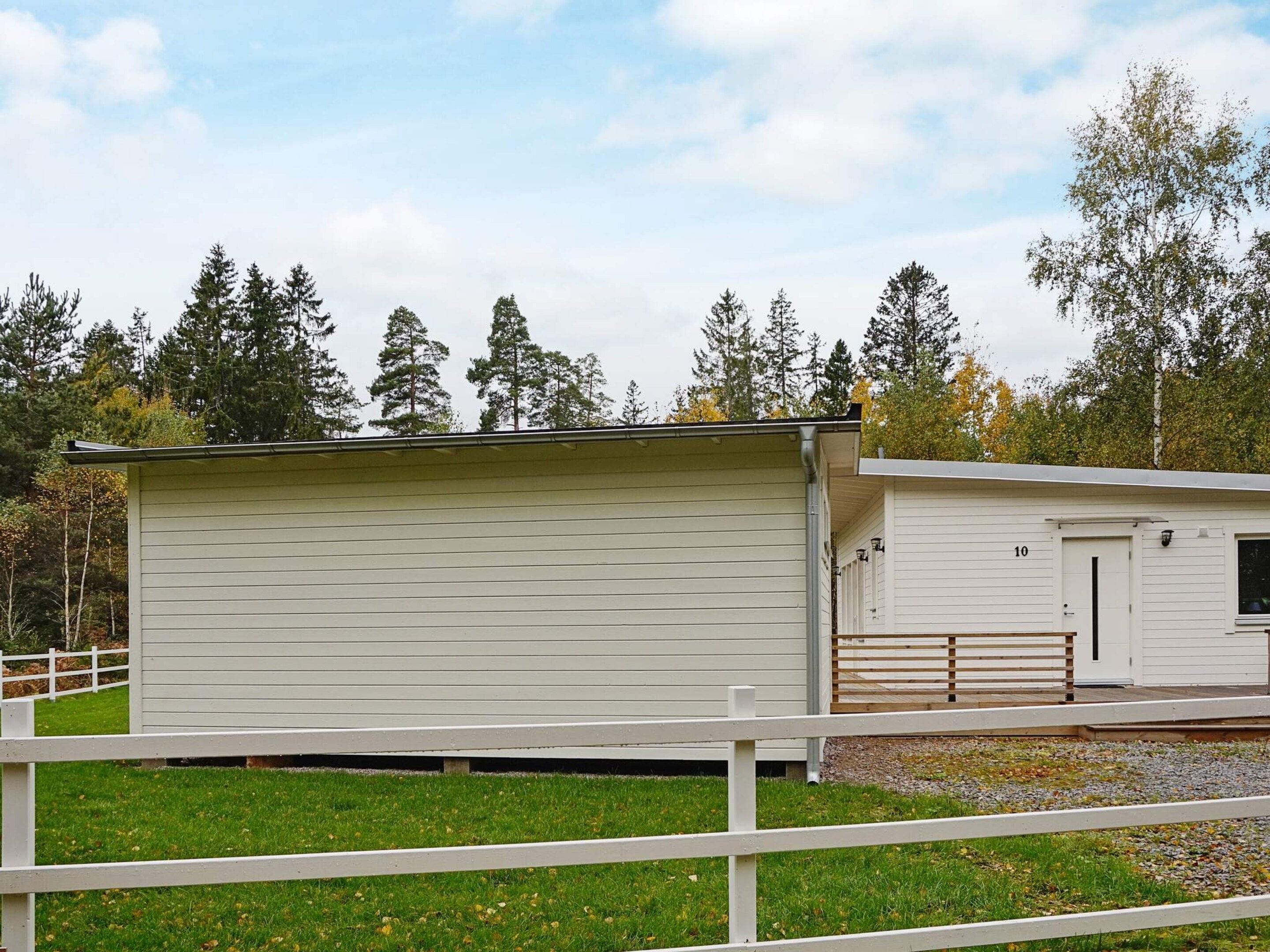 Un bâtiment à deux étages, doté d’un toit plat, d’une façade blanche et du chiffre « 10 » peint sur le côté.