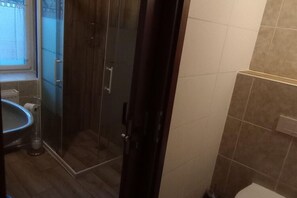 A bathroom with a glass shower enclosure, a toilet, and a sink. - Beautiful Holiday Home With Terrace (Nattenheim)