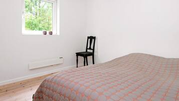 4 bedrooms, cribs/infant beds