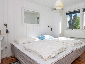 2 bedrooms, cribs/infant beds