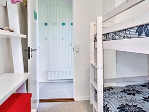 3 bedrooms, cribs/infant beds