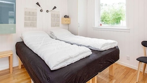 4 bedrooms, cribs/infant beds - Holiday Home in Färgelanda (Faarevejle)