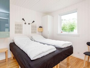 4 bedrooms, cribs/infant beds - Holiday Home in Färgelanda (Faarevejle)