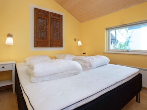 3 bedrooms, cribs/infant beds