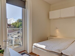 2 bedrooms, cribs/infant beds - 6 Person Holiday Home in Allinge (Allinge)