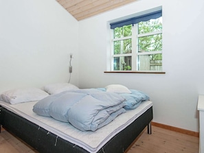 5 bedrooms, cribs/infant beds