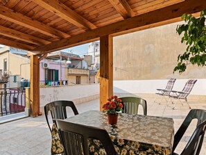 Balcony - Lovely Holiday Home in Noto With Roof Terrace (Noto)