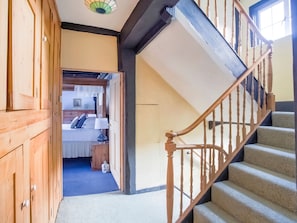 4 bedrooms, bed sheets - Vintage Holiday Home in Horsmonden With Garden, Balcony (Tonbridge)