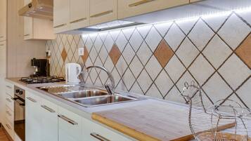 House | Private kitchen | Electric kettle, toaster, high chair