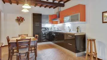 House | Private kitchen | Electric kettle, toaster, high chair