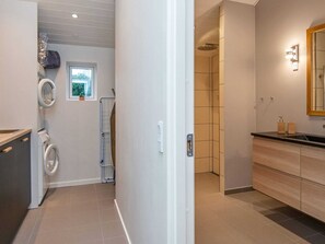 House | Bathroom - Holiday Home in Glesborg (Glesborg)