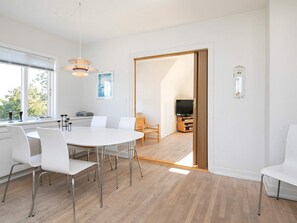 1 bedroom, cribs/infant beds