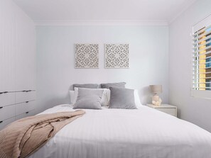 3 habitaciones, tabla de planchar con plancha, wifi y ropa de cama