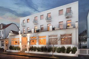 Unclassified image, 2 of 7, button