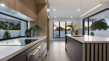 冰箱、微波炉、烤箱、炉灶