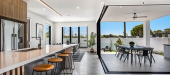 Luxe Capri Villa –Heated Pool,10-min Walk to Beach