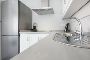 Kylskåp, mikrovågsugn, spishäll och diskmaskin