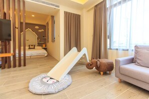 Quadruple Room 201 | Down comforters, desk, laptop workspace, blackout drapes - Classic Villa B&B (Dongshan)
