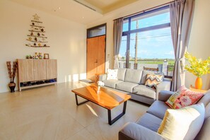 Lobby sitting area - Classic Villa B&B (Dongshan)