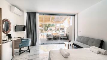 Junior Suite | Pool View | Décoration personnalisée, ameublement personnalisé, bureau