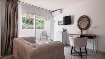 Suite | Private Jacuzzi | Individually decorated, individually furnished, desk, blackout drapes