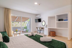 Suite | Private Jacuzzi | Decoración personalizada, muebles diferentes y escritorio 