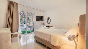 Junior Suite | Pool View | Décoration personnalisée, ameublement personnalisé, bureau