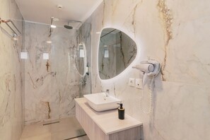 Suite | Private Jacuzzi | Baño | Regadera y secadora de cabello