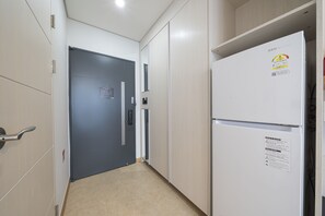 Standaard kamer, 1 tweepersoonsbed, niet-roken, koelkast en magnetron | Donzen dekbedden, een kluis op de kamer, individueel gedecoreerd