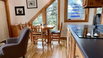 Full-size fridge, microwave, stovetop, dishwasher