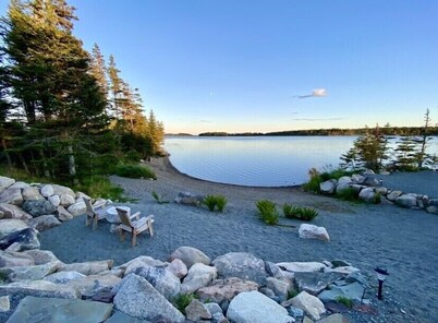 Lake View; Daily Private Access to Outdoor Hot Tub; Fast WiFi; BBQ