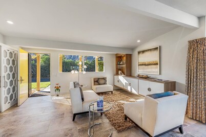 Mid-Century Beauty! Community Pool! Hiking! Mountain Views! Walk to El Paseo!