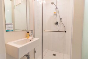 Suihku, hiustenkuivaaja, pyyhkeet