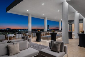 A rooftop lounge with outdoor seating and a city view at dusk. - AC Hotel Fort Lauderdale Sawgrass Mills / Sunrise (Sunrise)