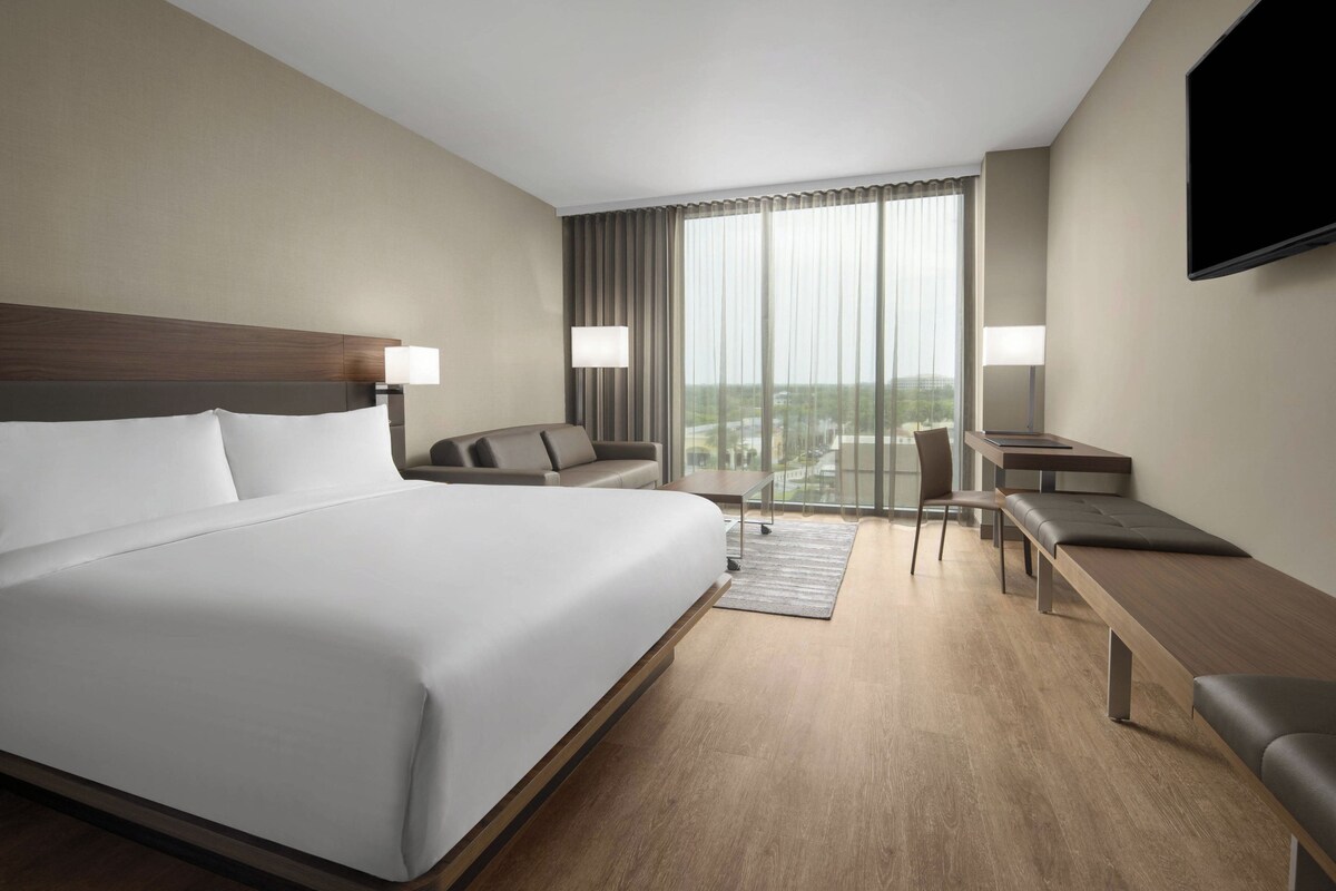 Hypo-allergenic bedding, in-room safe, desk, laptop workspace