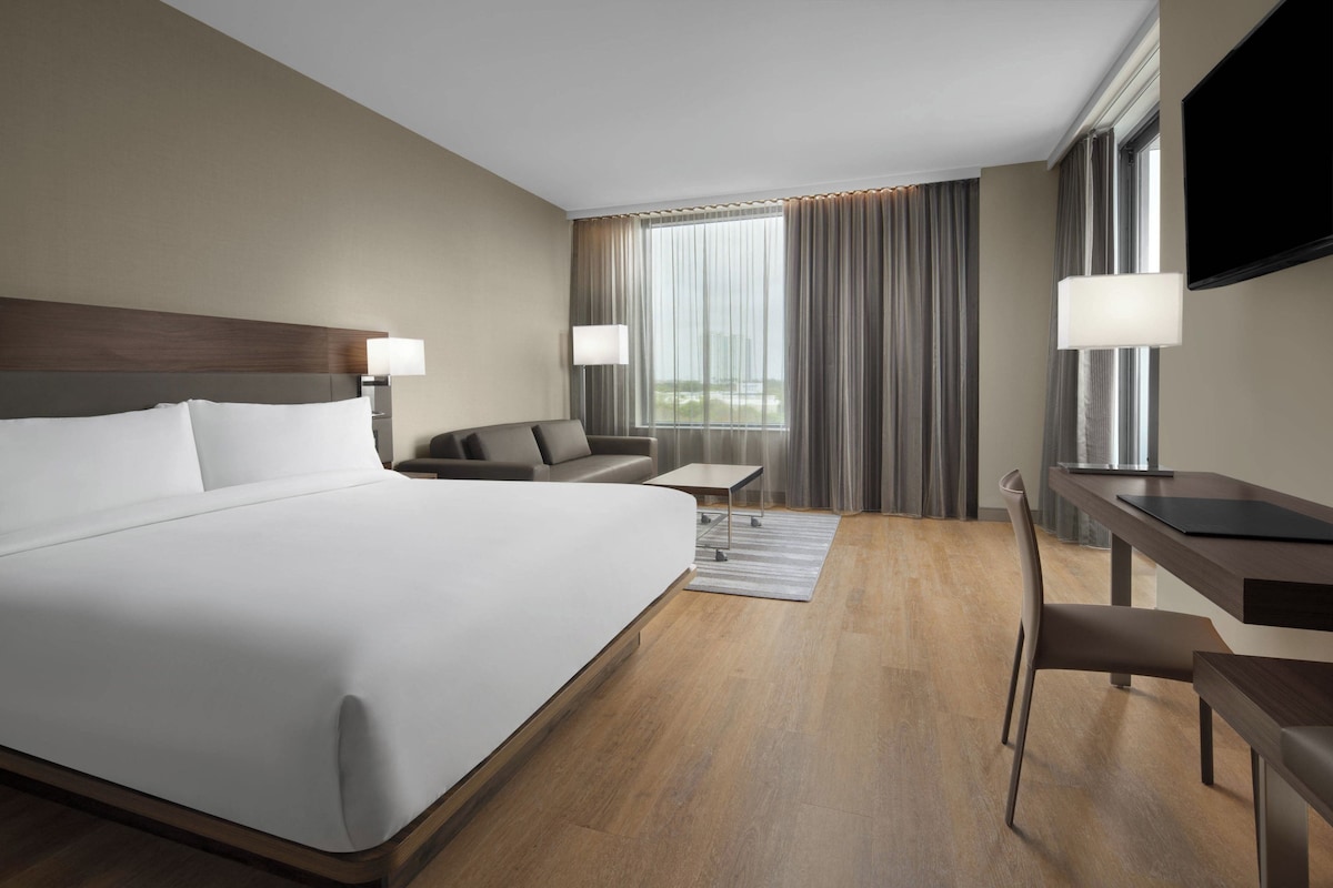 Hypo-allergenic bedding, in-room safe, desk, laptop workspace