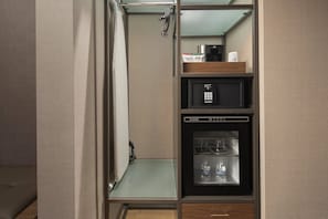 Hypo-allergenic bedding, in-room safe, desk, laptop workspace