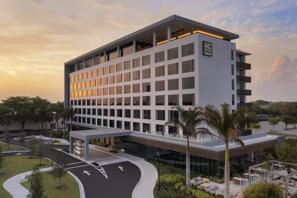 A modern hotel with a flat roof, multiple floors, and a covered entrance area. - AC Hotel Fort Lauderdale Sawgrass Mills / Sunrise (Sunrise)