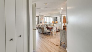 Un intérieur comprenant un coin repas, un canapé et un plancher en bois.
