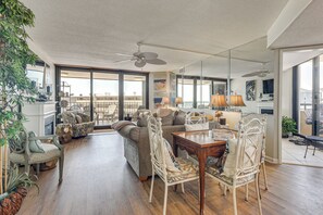 Televisión, chimenea, tenis de mesa y libros