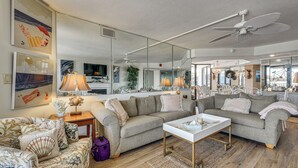 Un salon avec un canapé, une table basse et des lampes décoratives.