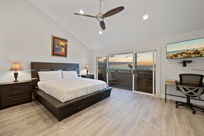 3 soverom, skrivebord, strykejern/-brett og reiseseng for barn