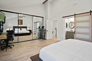 3 dormitorios, escritorio, tabla de planchar con plancha y cuna de viaje