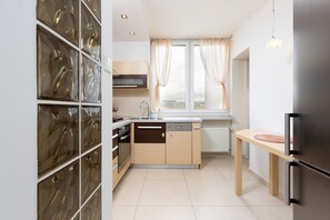 Horno, lavavajillas, cafetera/tetera, tetera/pava eléctrica