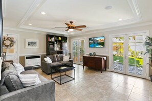 Smart TV, fireplace, streaming services